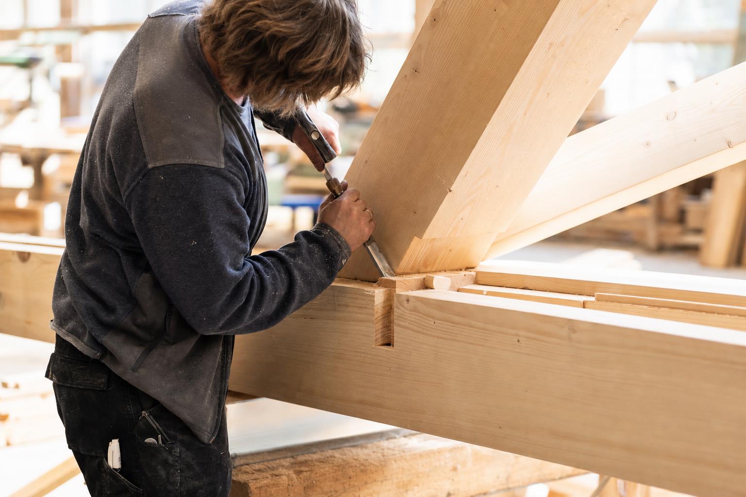 Zimmerei, Tischlerei & Holzbau bei der Arbeit